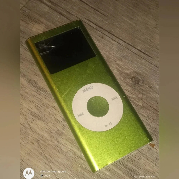 Apple iPod nano A1199 4 GB - 2nd Generation - Green cracked screen - Picture 6 of 9